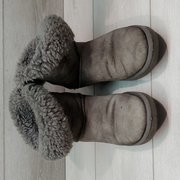 Ugg Australia Women 3349 Ankle Bailey Button Leather Sheepskin Boots shoes 10 - Picture 3 of 15